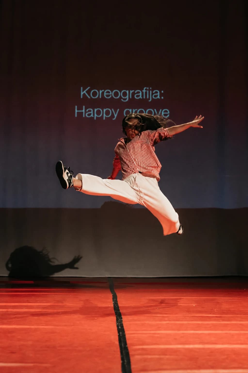 Hip hop plesačica ART Creaturea u skoku tijekom nastupa
