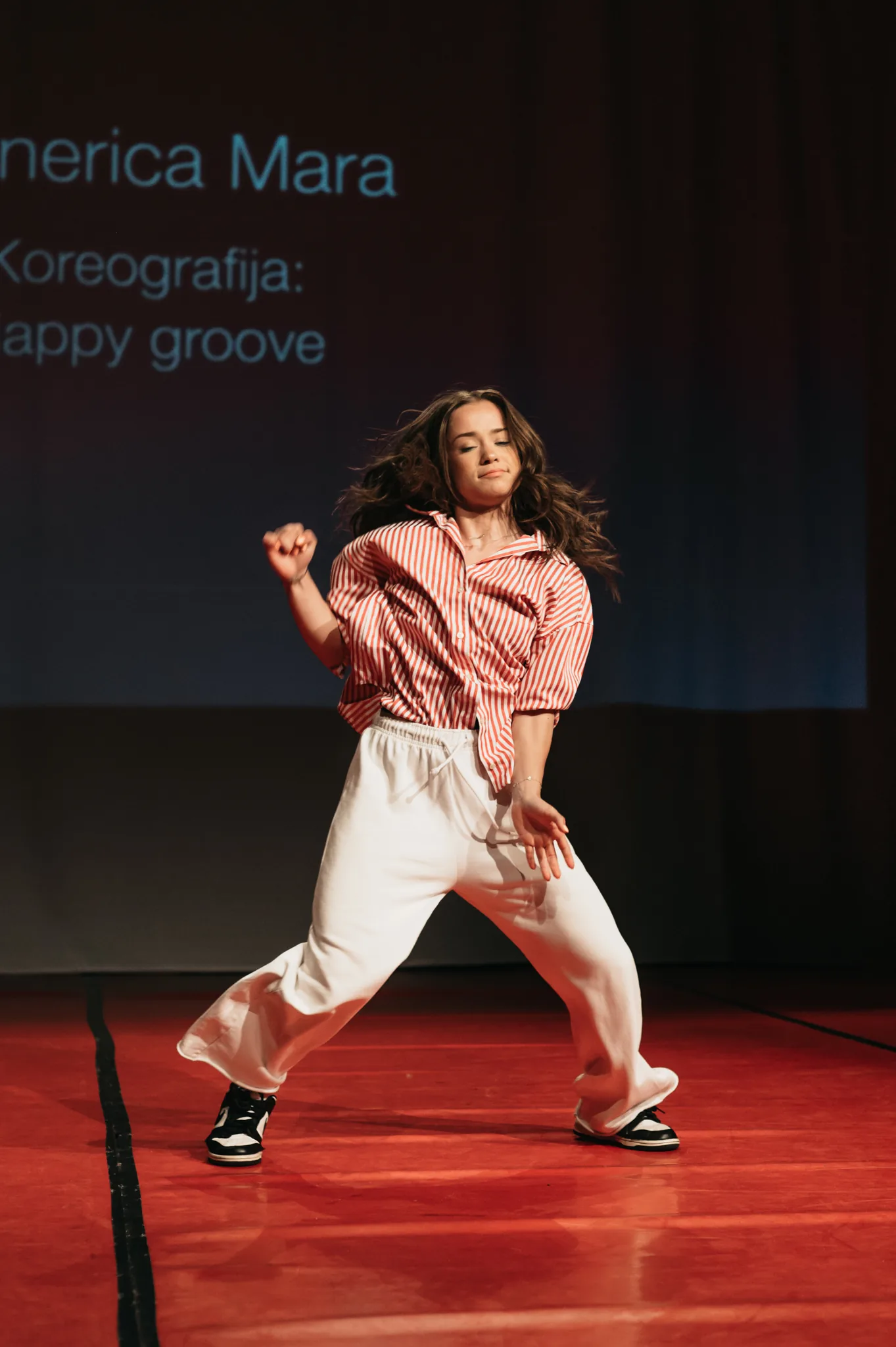 Hip hop plesačica ART Creaturea na pozornici